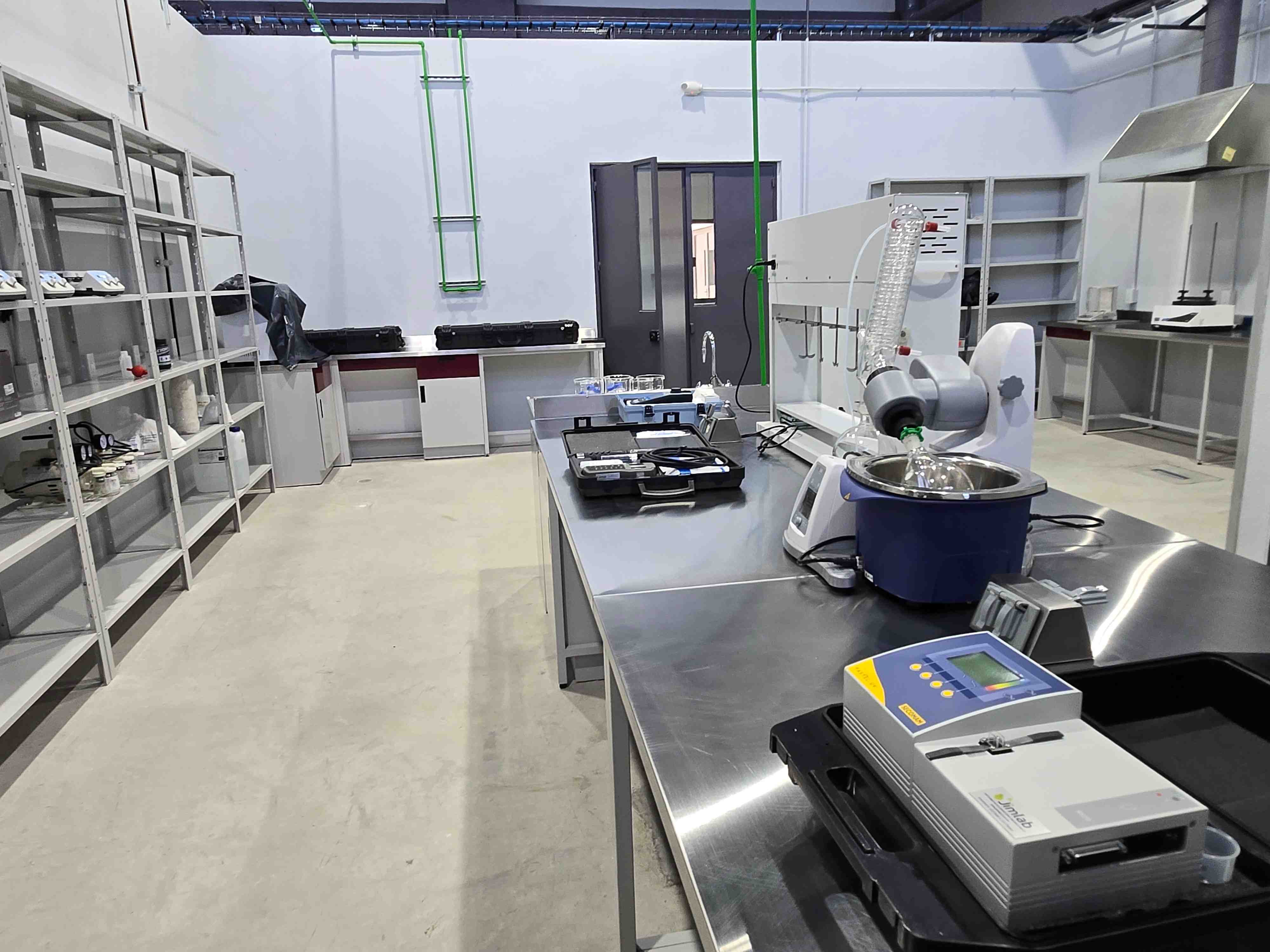 Más equipo laboratorio hídrico